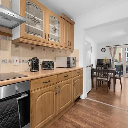 Modern 2 Bed Apartment, Salford Quays, Parking