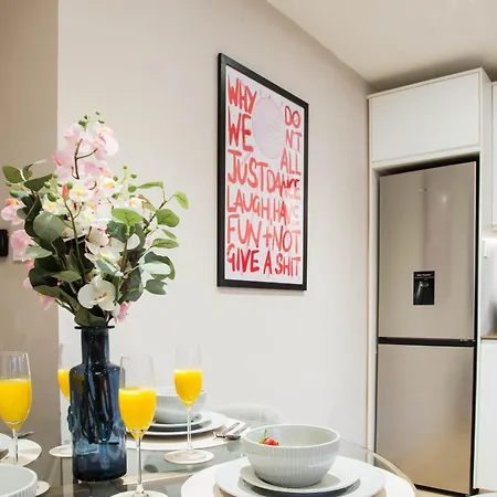 Spacious 3-bed Retreat - Modern & Super Lägenhet Manchester