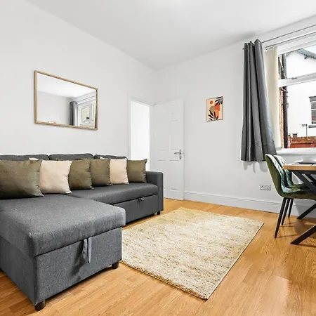 Comfortable 4 Bed - Free Parking & Fast Wifi