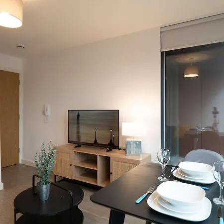 Bright 1 Bed In W Balcony Lägenhet