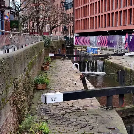Six Bedroom Group Near Mediacityuk With Garden And Lockbox Check In Penzion 3*