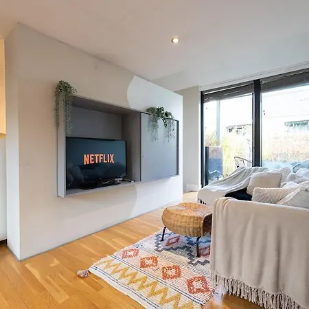 Stylish & Modern 3br - Garden, Parking & Ps5 Apartment