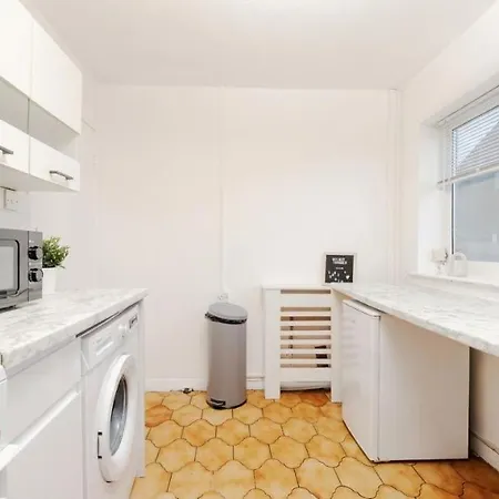 Apartment Lavish 2-bdr & Comfy 5-bed - Ideal For Contractors & Long - Near Piccadilly & Etihad - Fast Wi-fi - Sleeps 7 - Free On-site & On-street Parking - Private Garden