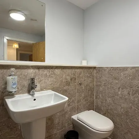 Lux Livin' - Luxury 5 Bed Centre