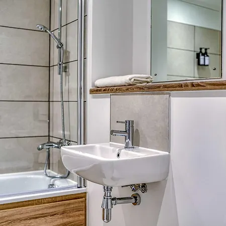 1-br Flat In Eccles - 1 Minute Walk To Train & Tram Station - Sleeps 3 * Mánchester