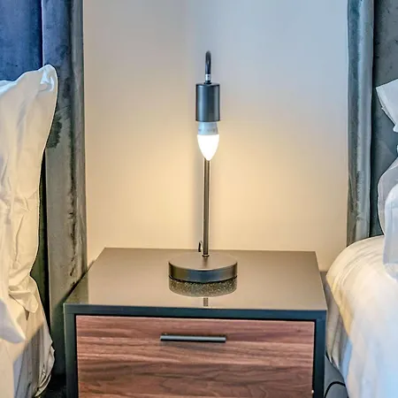 Apartamento 1-br Flat In Eccles - 1 Minute Walk To Train & Tram Station - Sleeps 3 *