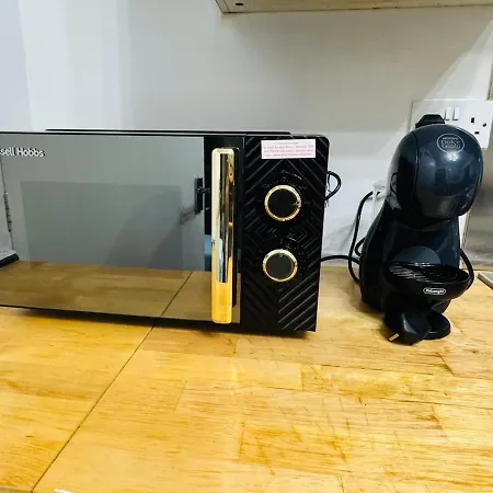 Air Conditioned Luxury 2-bed Apartment,office With Built-in Tv King Bed, Private Entrance And Free Parking Manchester