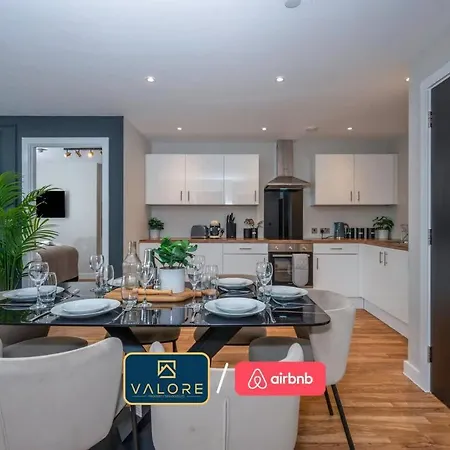 Apartament Luxury Waterfront 2br - Free Gym Access & Parking