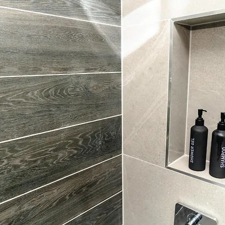 Stylish 2bed Balcony & View Centre דירה