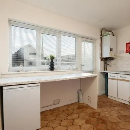 Apartment Lavish 2-bdr & Comfy 5-bed - Ideal For Contractors & Long - Near Piccadilly & Etihad - Fast Wi-fi - Sleeps 7 - Free On-site & On-street Parking - Private Garden