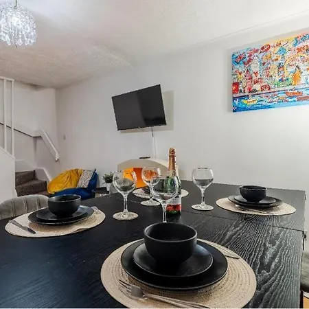 Apartment Lavish 2-bdr & Comfy 5-bed - Ideal For Contractors & Long - Near Piccadilly & Etihad - Fast Wi-fi - Sleeps 7 - Free On-site & On-street Parking - Private Garden *
