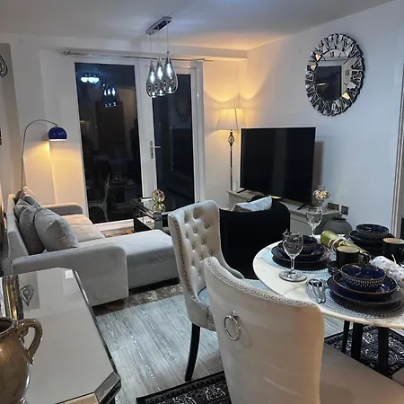 Mega12 Luxury Modern At Centre,2 Bath, 2 Toilets, 2 King Beds,-free Car Park