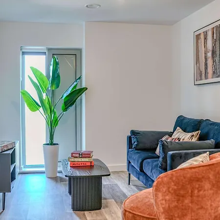 1-br Flat In Eccles - 1 Minute Walk To Train & Tram Station - Sleeps 3