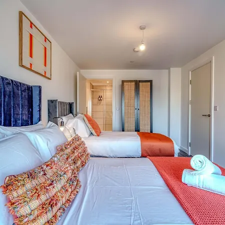 1-br Flat In Eccles - 1 Minute Walk To Train & Tram Station - Sleeps 3 * Manchester