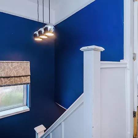 Stylish Home, Sleeps 7, Pool Table, Free Parking, Free Wi-fi, Full Kitchen, Perfect For Groups Apartament