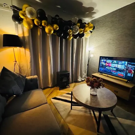 Apartament Air Conditioned Luxury 2-bed Apartment,office With Built-in Tv King Bed, Private Entrance And Free Parking