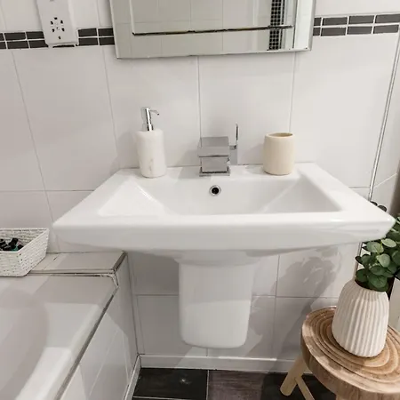 Rooftops View, Northern Quarter, Balcony Apartment Manchester