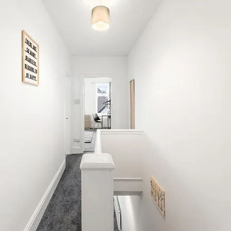 Comfortable 4 Bed - Free Parking & Fast Wifi