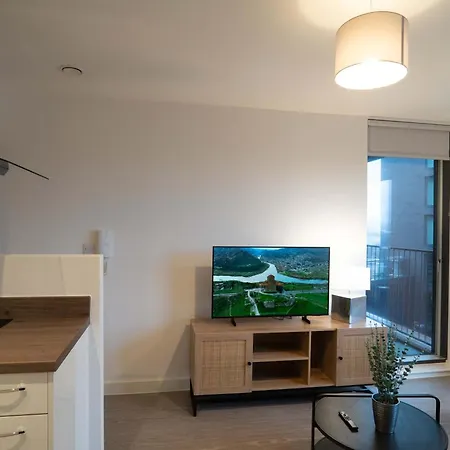 Bright 1 Bed In W Balcony Apartment