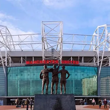 Konukevi Six Bedroom Group Near Mediacityuk With Garden And Lockbox Check In