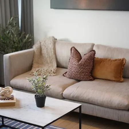 Stylish And Spacious 2 Bedroom 2 Bathroom Apartman