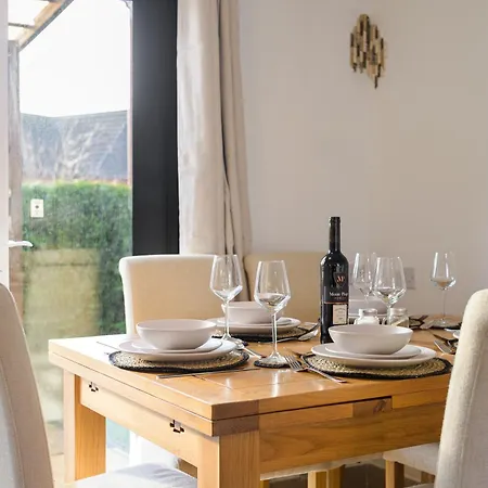 Spacious 3 Bed - Parking, Wi-fi & Garden * マンチェスター