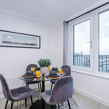 Central, 2 Bedroom, Penthouse Duplex Daire