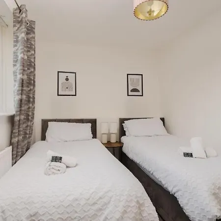 Apartment Lavish 2-bdr & Comfy 5-bed - Ideal For Contractors & Long - Near Piccadilly & Etihad - Fast Wi-fi - Sleeps 7 - Free On-site & On-street Parking - Private Garden Manchester