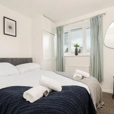 Lavish 2-bdr & Comfy 5-bed - Ideal For Contractors & Long - Near Piccadilly & Etihad - Fast Wi-fi - Sleeps 7 - Free On-site & On-street Parking - Private Garden *