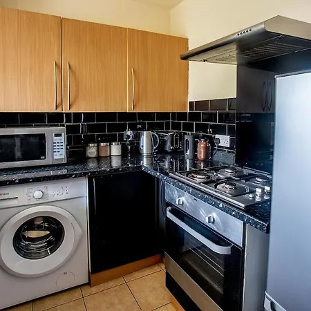 Stylish In Salford With Free Parking Apartment *