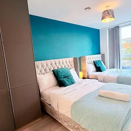 Luxury 5 Bed Centre Apartment *