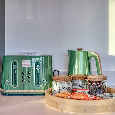 Appartement 2-br Flat - & Town Centre View -1 Minute To Train & Tram Station - Sleeps 5