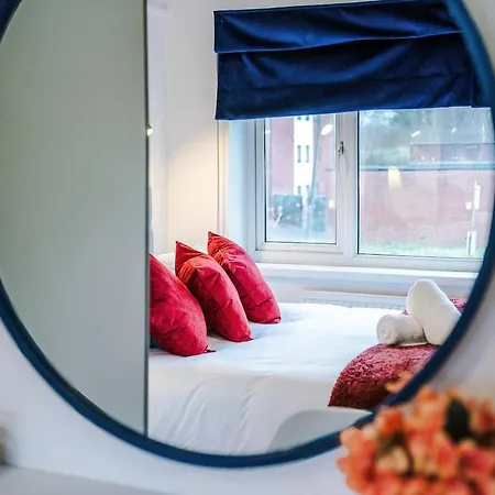 Stylish Home, Sleeps 7, Pool Table, Free Parking, Free Wi-fi, Full Kitchen, Perfect For Groups Appartamento
