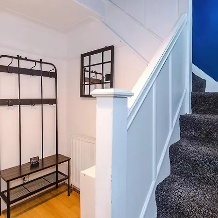 Stylish Home, Sleeps 7, Pool Table, Free Parking, Free Wi-fi, Full Kitchen, Perfect For Groups * Manchester