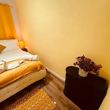 Apartament Air Conditioned Luxury 2-bed Apartment,office With Built-in Tv King Bed, Private Entrance And Free Parking *