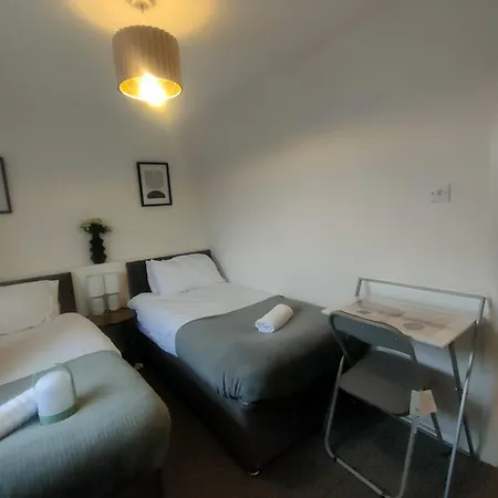 4 Mins From Stadium - Sleeps 7 - Near - Driveway Parking * Manchester