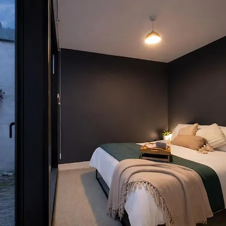 Stylish & Modern 3br - Garden, Parking & Ps5 Apartment