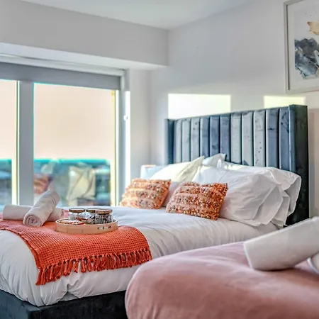 2-br Flat - & Town Centre View -1 Minute To Train & Tram Station - Sleeps 5 Appartement *