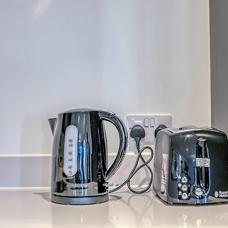 1-br Flat In Eccles - 1 Minute Walk To Train & Tram Station - Sleeps 3