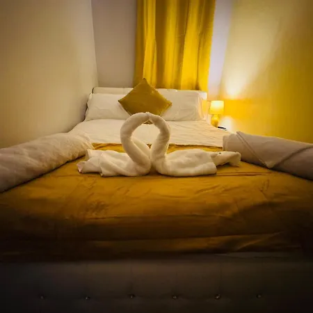 Air Conditioned Luxury 2-bed Apartment,office With Built-in Tv King Bed, Private Entrance And Free Parking