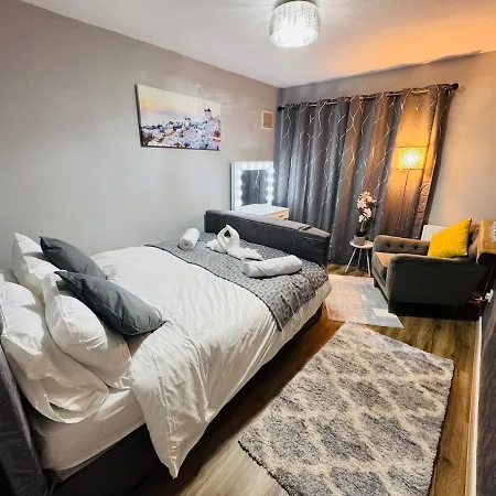 Apartament Air Conditioned Luxury 2-bed Apartment,office With Built-in Tv King Bed, Private Entrance And Free Parking Manchester