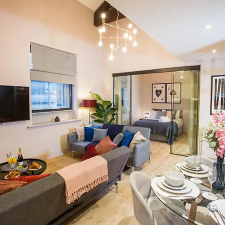 Spacious 3-bed Retreat - Modern & Super * Manchester