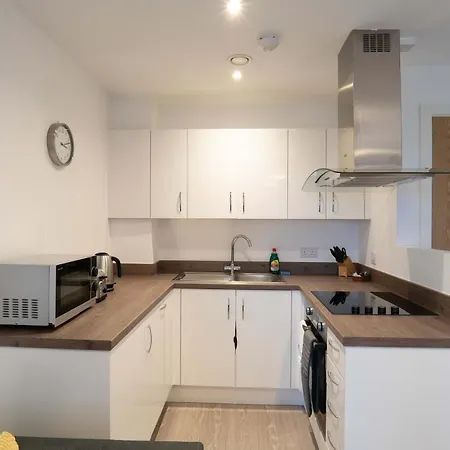 Bright 1 Bed In W Balcony