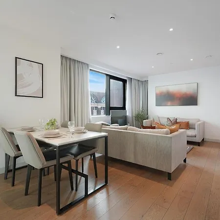 Stylish & Spacious 2 Bedroom 2 Bathroom *