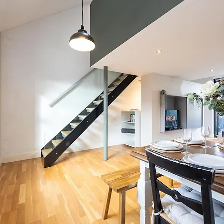 Stylish & Modern 3br - Garden, Parking & Ps5