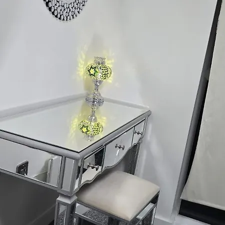 Mega12 Luxury Modern At Centre,2 Bath, 2 Toilets, 2 King Beds,-free Car Park *