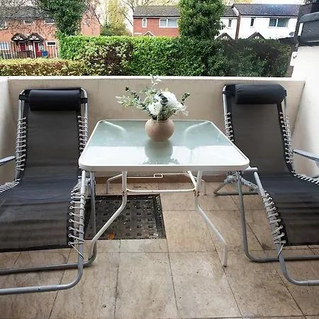 Stylish In Salford With Free Parking