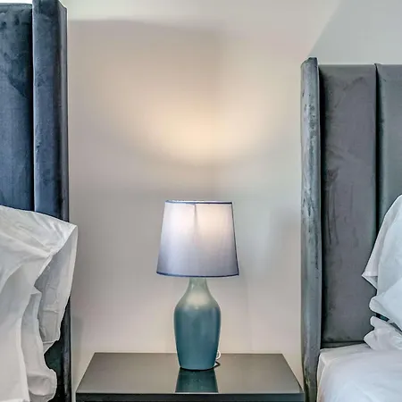 Daire & Town Centre View - Free Parking - 1 Minute To Transport Links - Sleeps 5 Manchester