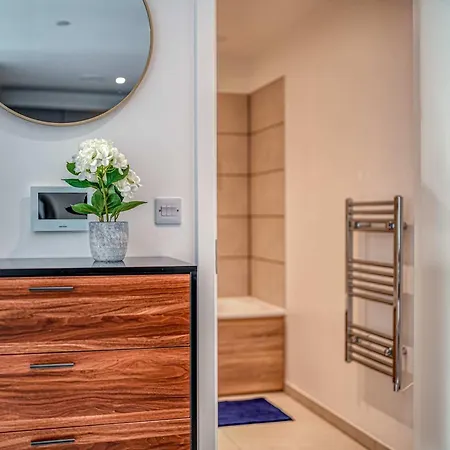 & Town Centre View - Free Parking - 1 Minute To Transport Links - Sleeps 5 *
