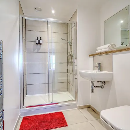 1-br Flat In Eccles - 1 Minute Walk To Train & Tram Station - Sleeps 3 * Mánchester